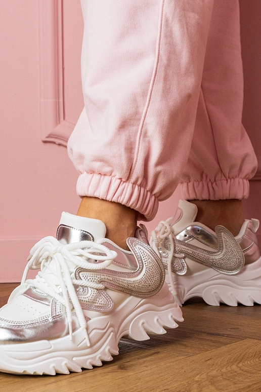 Witte dames sportschoenen op dikke... Witte dames sportschoenen op dikke...