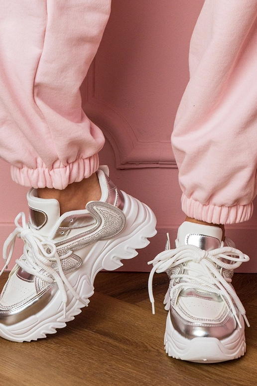 Witte dames sportschoenen op dikke... Witte dames sportschoenen op dikke...