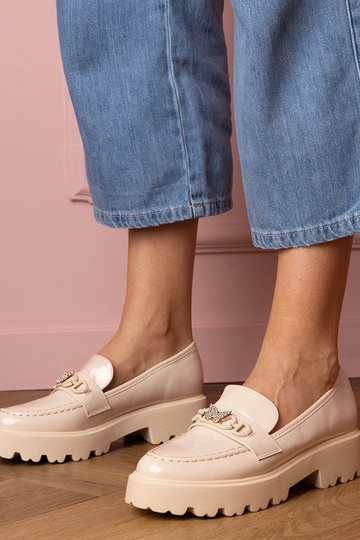 Zandkleurige lak dames mocassins met vlinder-vormige kristaldecoratie Sanita