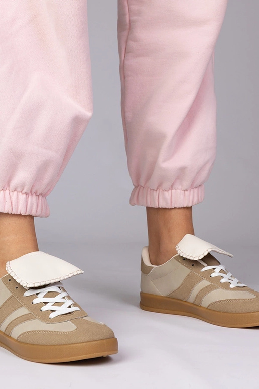 Zandkleurige sportieve dames...