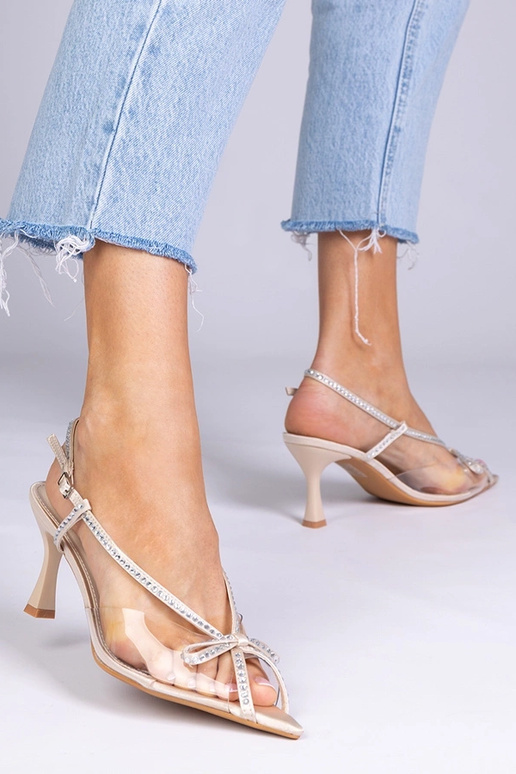 Zandkleurige transparante sandalen...