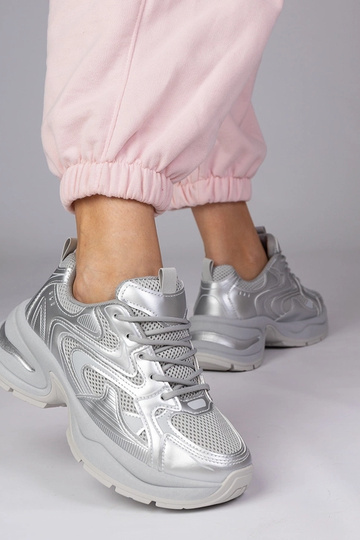 Zilveren sportschoenen op... 2