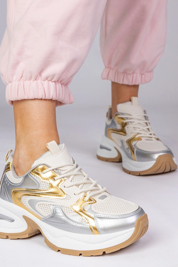 Gouden sportschoenen op...