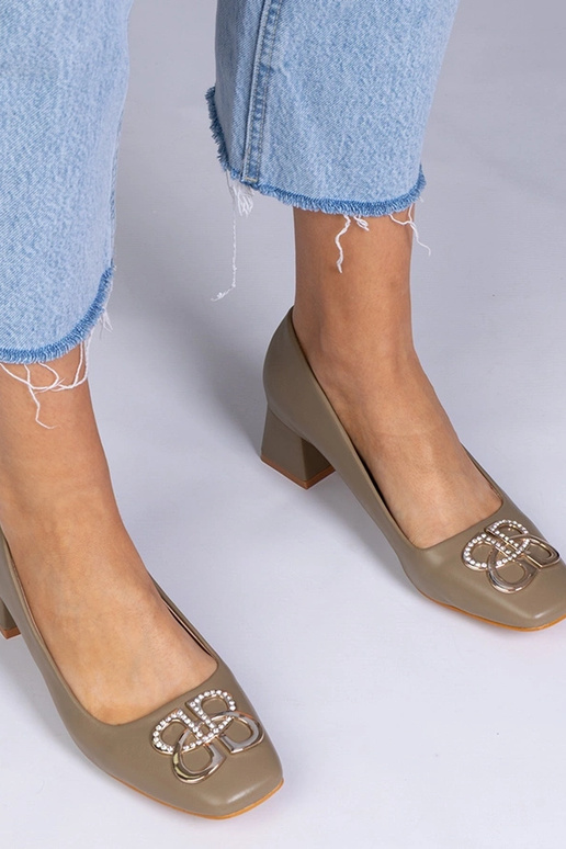 Groene hakken op lage hakken met...