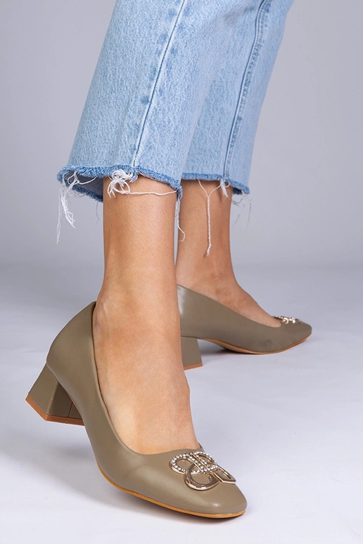 Groene hakken op lage hakken met...