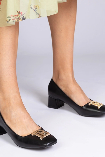 Zwarte hakken op lage...