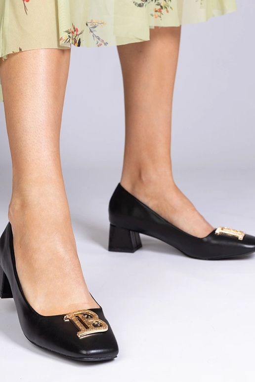 Zwarte hakken op lage hakken met...