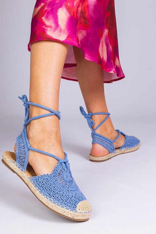 Blauwe espadrille sandalen op een...