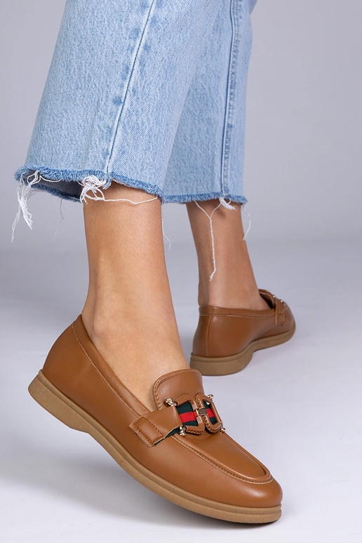 Zandkleurige mokassins van kunstleer...