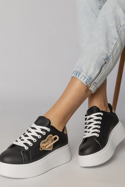 Zwarte sneakers met een hartvormige...