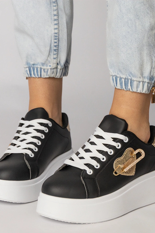 Zwarte sneakers met een hartvormige...