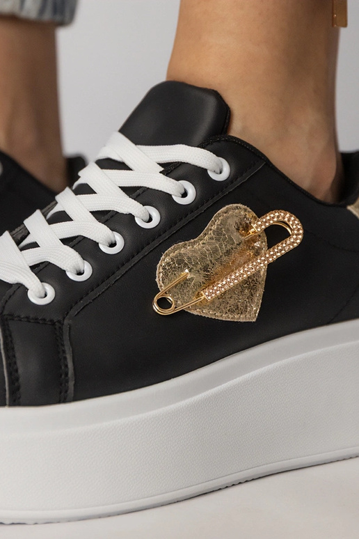 Zwarte sneakers met een hartvormige...