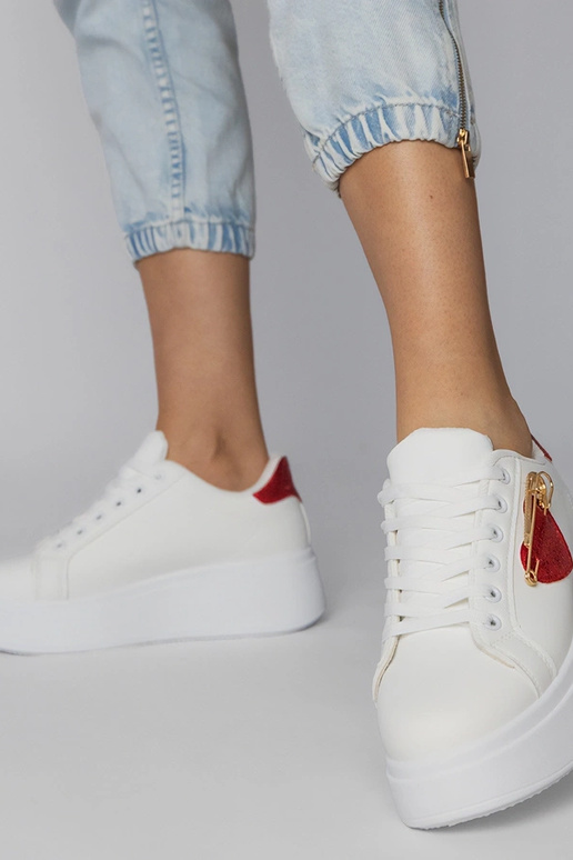 Witte sneakers met een rode hart,...