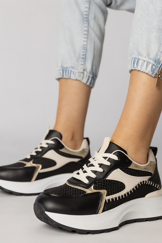 Zwarte sportschoenen met gevlochten...