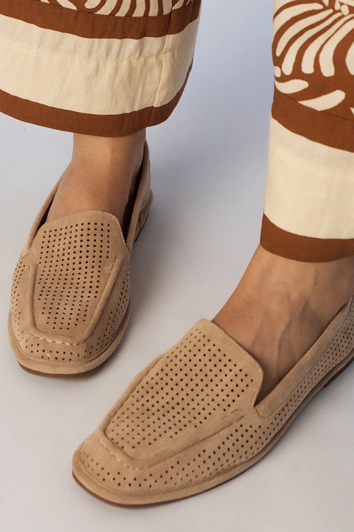 Zandkleurige geperforeerde mokassins...