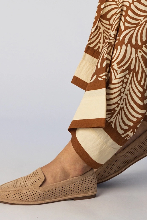 Zandkleurige geperforeerde mokassins...