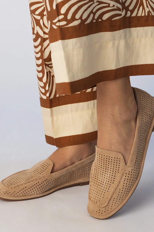 Zandkleurige geperforeerde mokassins...