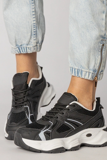 Zwarte sportschoenen op een dikke zool, „Klarris"