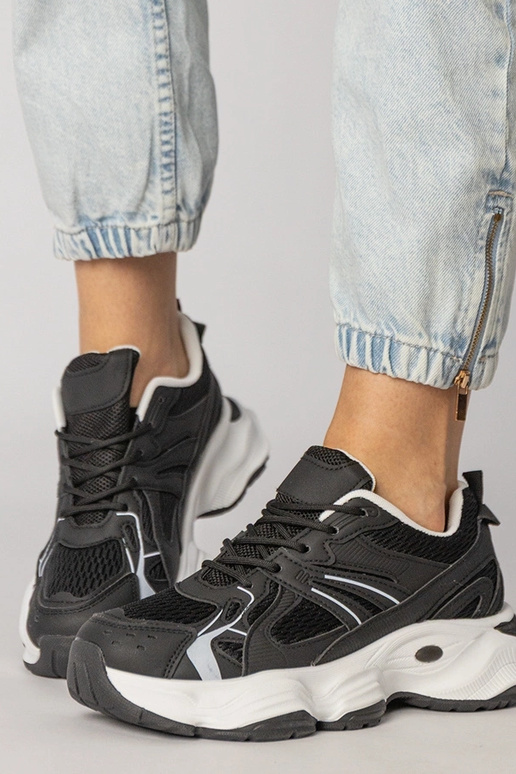 Zwarte sportschoenen op een dikke...