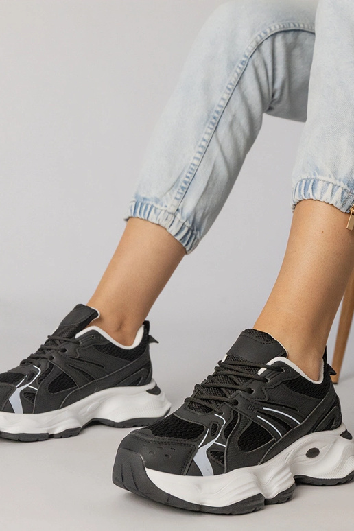 Zwarte sportschoenen op een dikke...