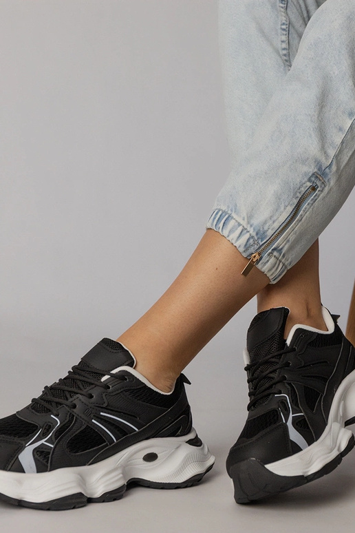 Zwarte sportschoenen op een dikke...