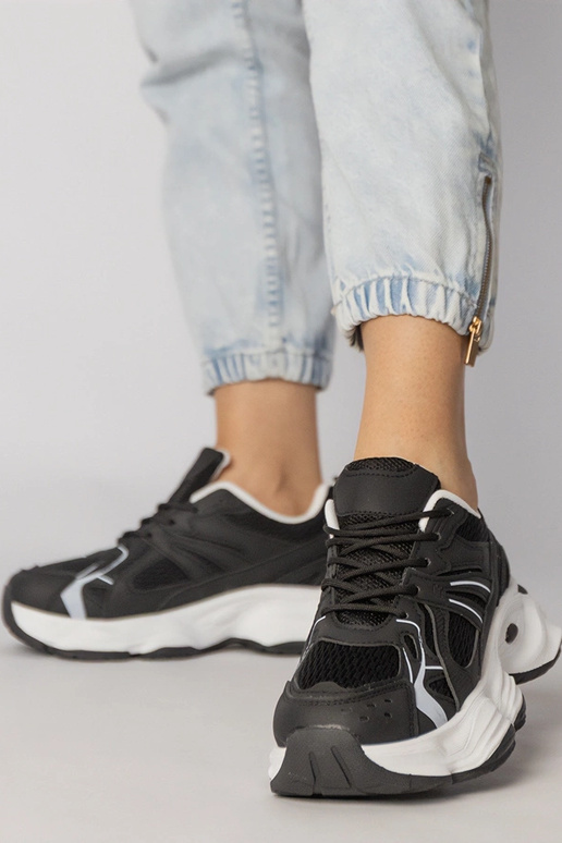 Zwarte sportschoenen op een dikke...