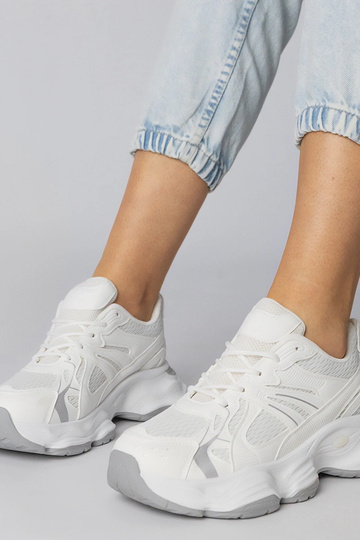 Witte sportschoenen op een...
