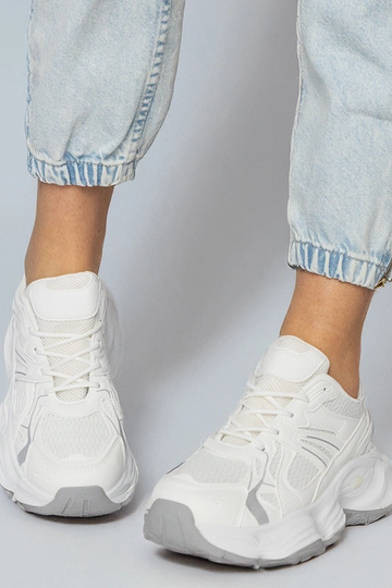 Witte sportschoenen op een... 2