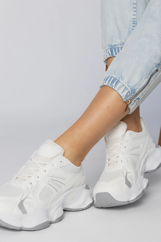 Witte sportschoenen op een dikke...