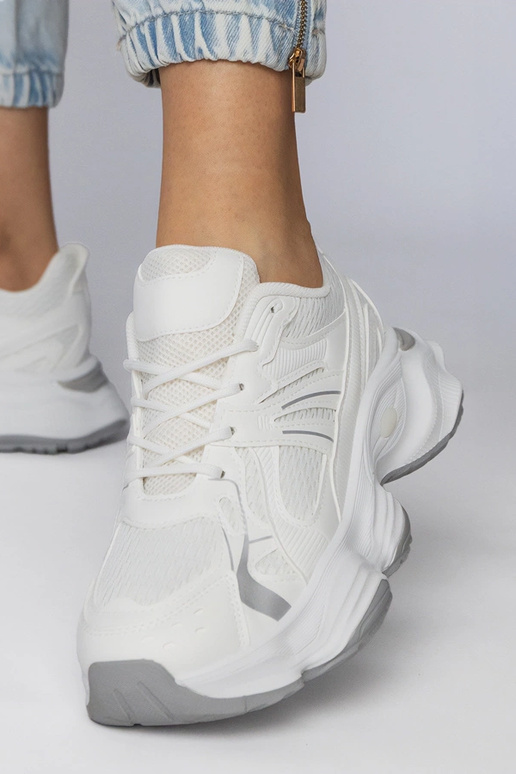 Witte sportschoenen op een dikke...