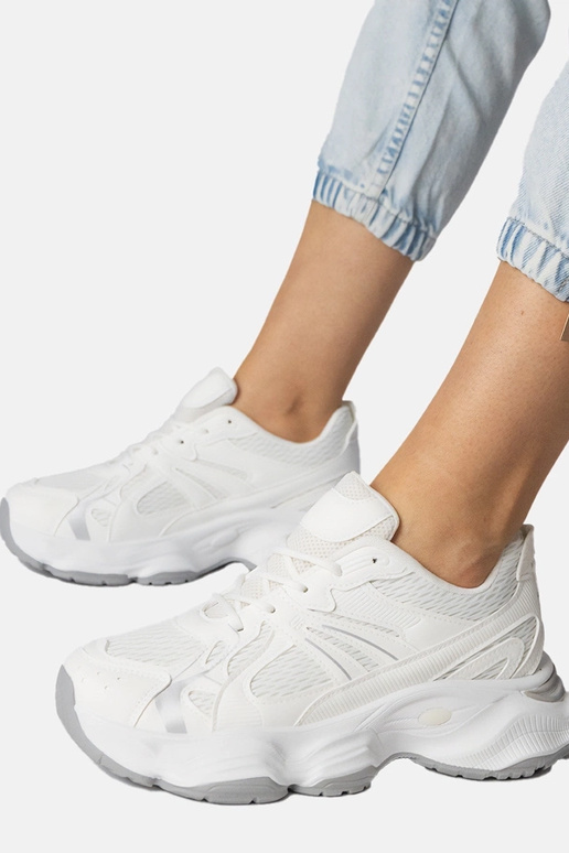 Witte sportschoenen op een dikke...