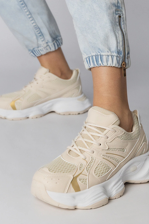 Zandkleurige sportschoenen op een...