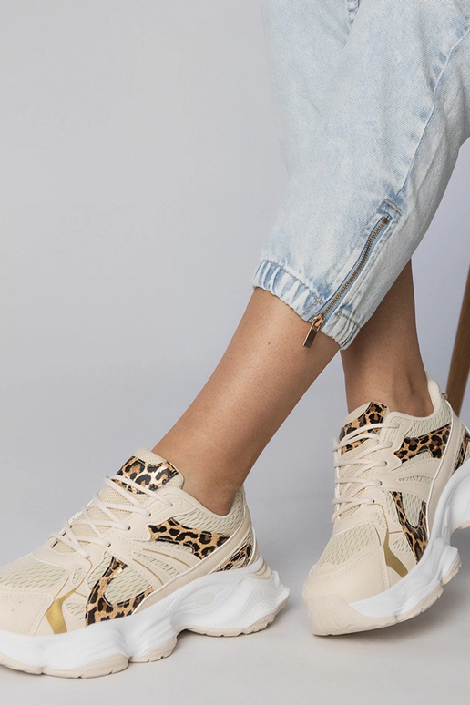 Panterpatroon sportschoenen op een...