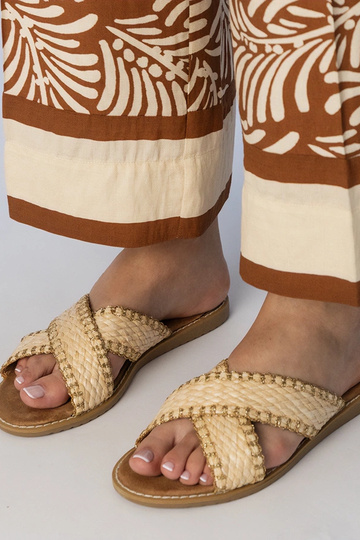 Zandkleurige dames gevlochten slippers, „Ellinara"
