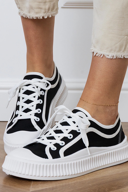 Zwarte dames schoenen op een...