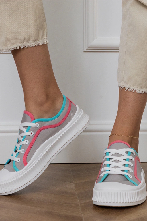 Grijze dames schoenen op een...