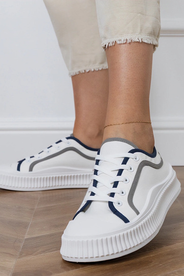 Witte dames schoenen op een...