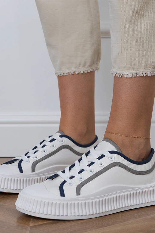 Witte dames schoenen op een platform,...