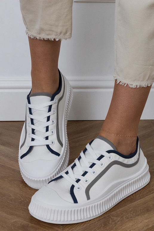 Witte dames schoenen op een platform,...