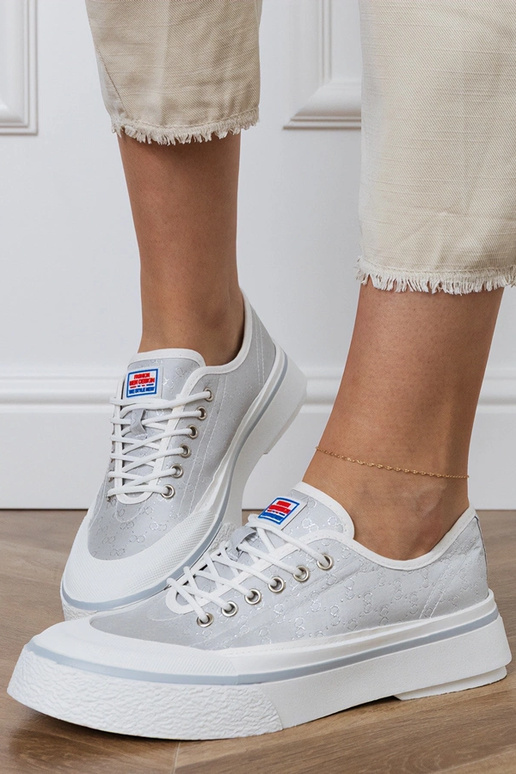 Grijze dames schoenen op een...