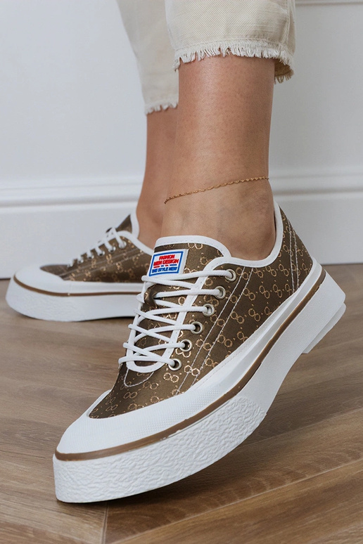 Bruine dames schoenen op een...