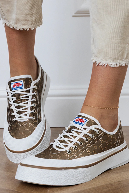 Bruine dames schoenen op een...