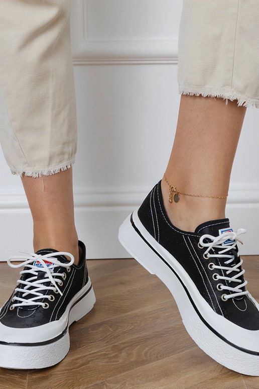 Zwarte dames schoenen op een...