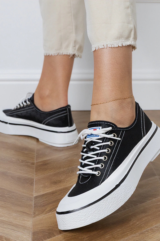 Zwarte dames schoenen op een...