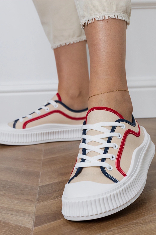 Beige dames schoenen op een platform,...