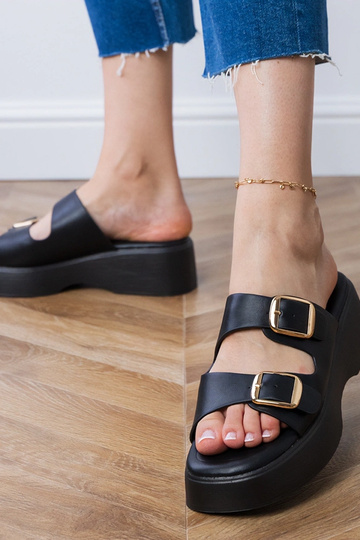 Wollis zwarte slippers met gespen op bandjes 2