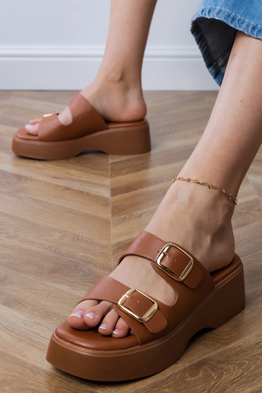 Bruine slippers met gespen op...