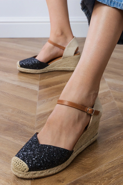 Zwarte glanzende sandalen op een...