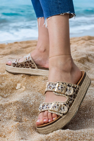 Induri glanzende espadrilles met luipaardprint en gespen