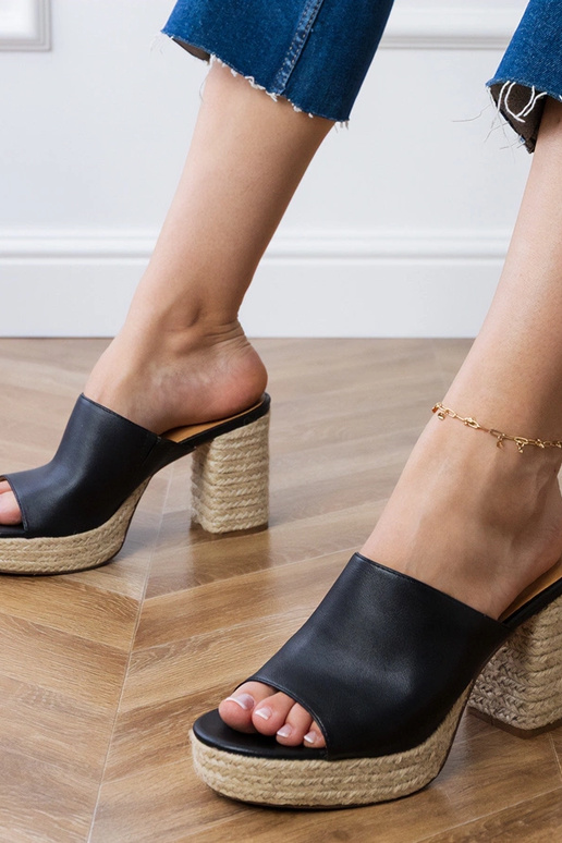 Grande zwarte espadrilles op een hak Grande zwarte espadrilles op een hak